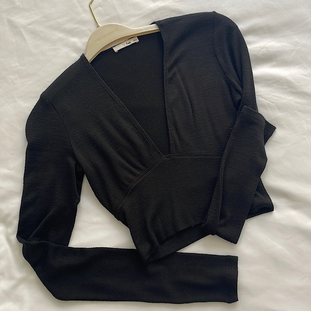 Black crop v neck top from aritzia. Size small